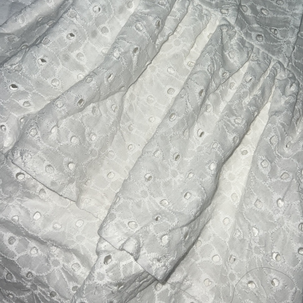 White eyelet flowy romper - Picture 2 of 3